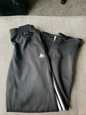 🩵adidas Black Sweatpants with White Side Stripes